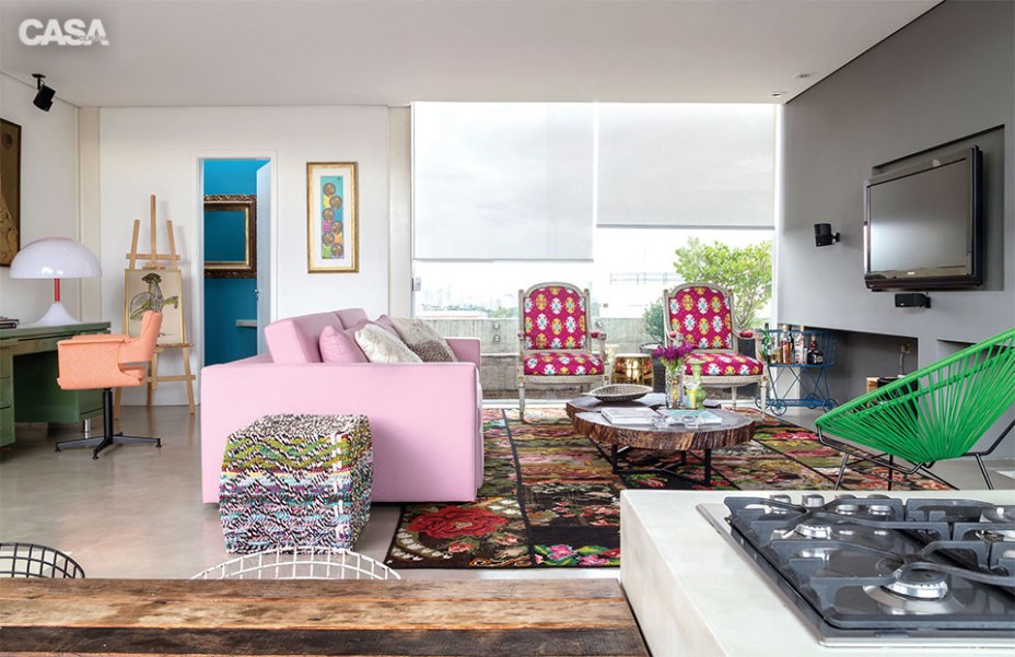 Sala de estar rosa e verde