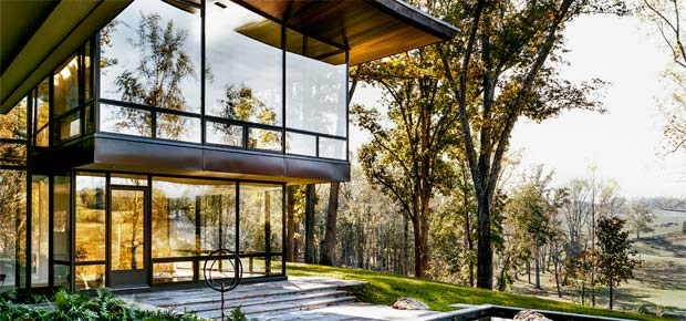 Casa de campo contemporânea tem paredes feitas de painéis de vidro