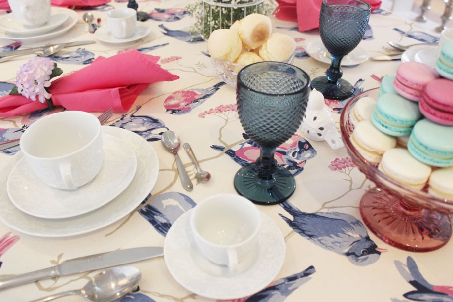 Para montar uma mesa de café da manhã só é preciso objetos que já existam em casa: separe xícaras, pires, taças ou copos, bowl e talheres. Para montar uma mesa de café da manhã só é preciso objetos que já existam em casa: separe xícaras, pires, taças ou copos, bowl e talheres.