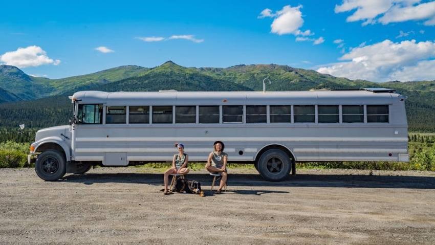 Casal muda de vida e transforma ônibus em casa sobre rodas