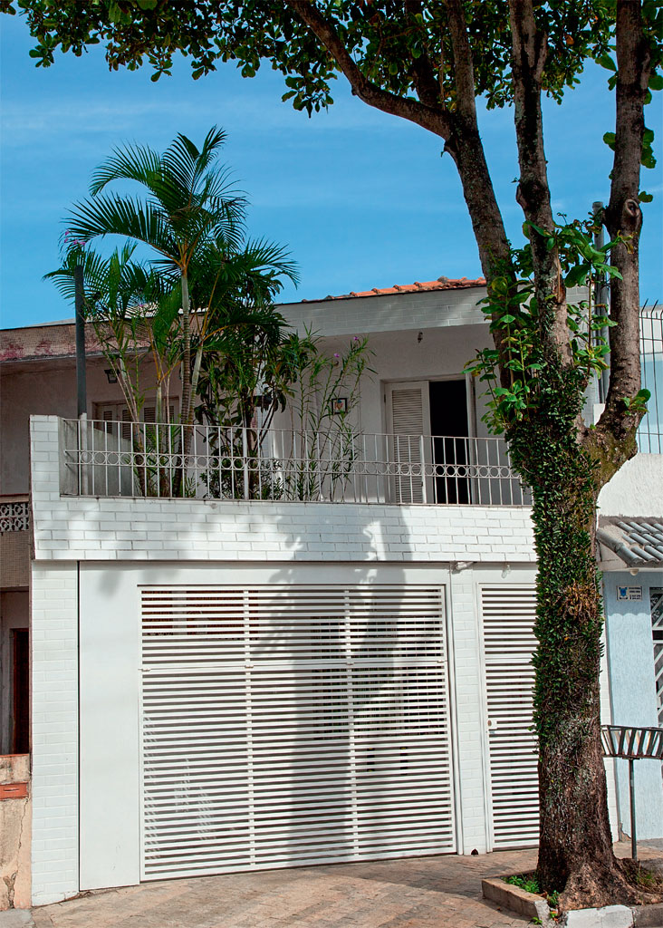 02-fachada-de-sobrado-e-repaginada-com-pintura-e-troca-de-portao