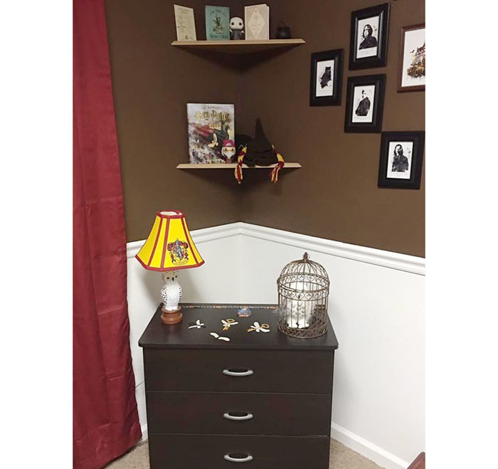 04-casal-decora-quarto-de-bebe-com-tema-do-harry-potter