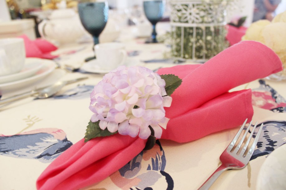 No guardanapo, a escolha foi de um anel com uma hortênsia em tons de rosa e lilás. No guardanapo, a escolha foi de um anel com uma hortênsia em tons de rosa e lilás.