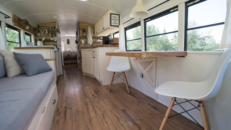 04-casal-muda-de-vida-transforma-onibus-escolar-casa-sobre-rodas-tiny-homes