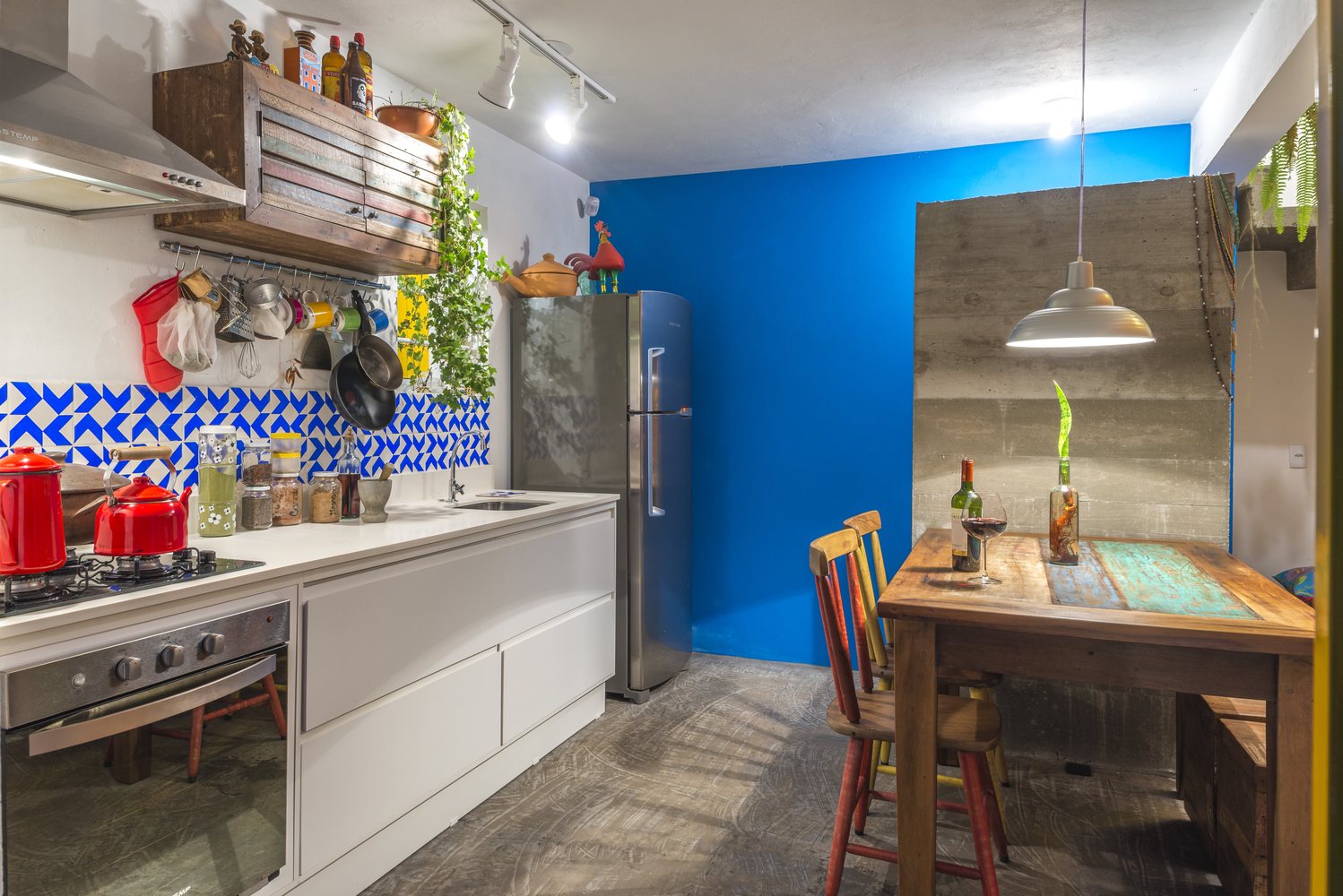 05-casa-em-florianopolis-tem-ambientes-descontraidos-e-cheios-de-cor