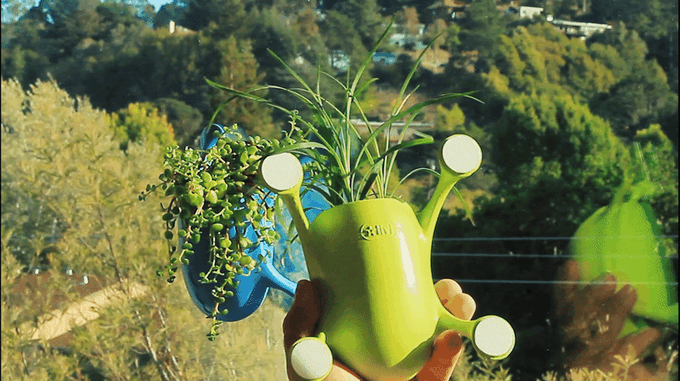 05-este-vaso-gruda-em-janelas-e-pode-virar-um-jardinzinho-portatil