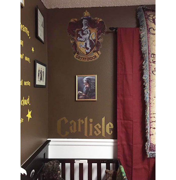 06-casal-decora-quarto-de-bebe-com-tema-do-harry-potter