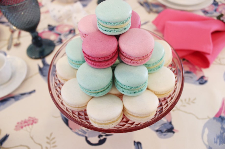 Macarons são uma ótima pedida para o banquete do café da manhã. Além de gostosos, são lindos e decorativos. Macarons são uma ótima pedida para o banquete do café da manhã. Além de gostosos, são lindos e decorativos.