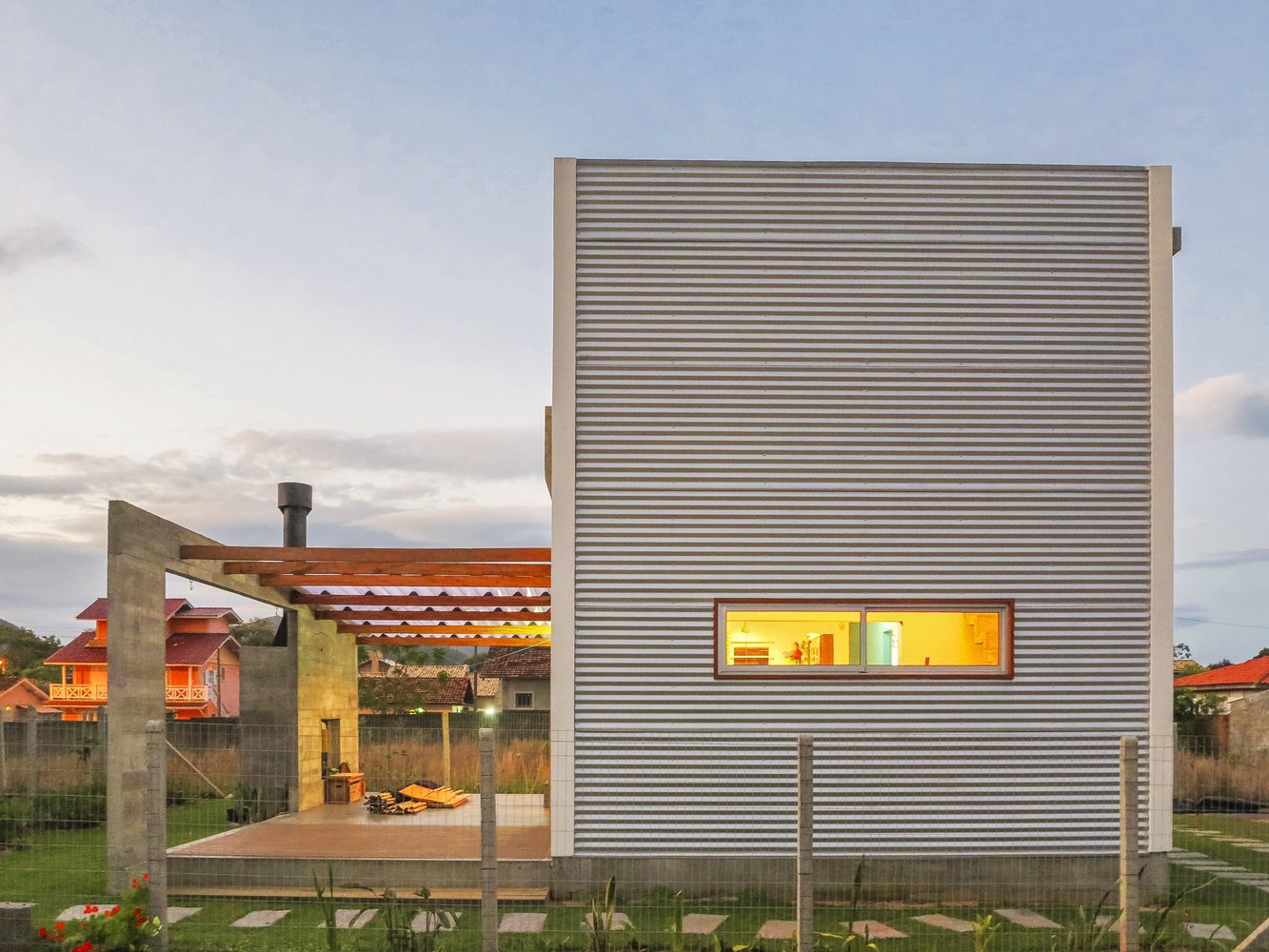 07-casa-em-florianopolis-tem-ambientes-descontraidos-e-cheios-de-cor