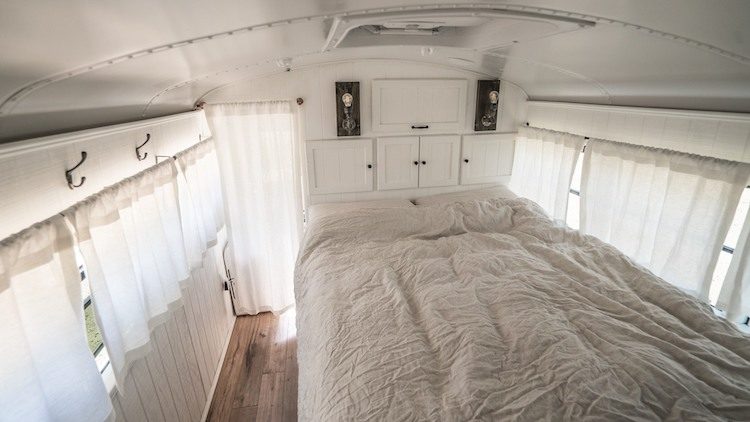 08-casal-muda-de-vida-transforma-onibus-escolar-casa-sobre-rodas-tiny-homes