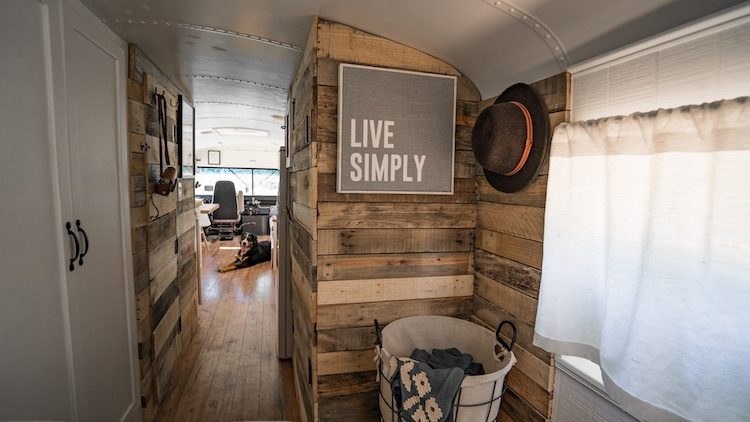 09-casal-muda-de-vida-transforma-onibus-escolar-casa-sobre-rodas-tiny-homes