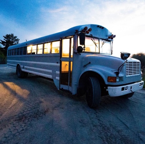 10-casal-muda-de-vida-transforma-onibus-escolar-casa-sobre-rodas-tiny-homes