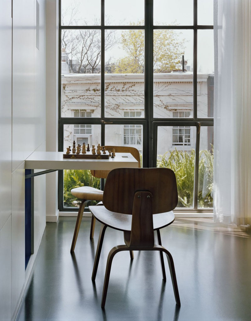 A parede deste apartamento em Nova York esconde dois tipos de mesas