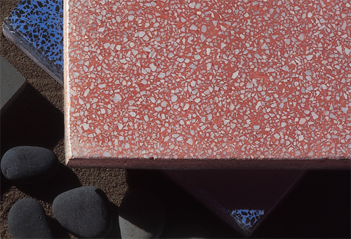 Piso monol&iacute;tico de granilite moldado no local em quadros de 1,60 x 1,60 cm. &hellip;