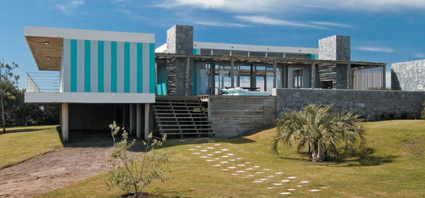 Casa uruguaia com faixas azuis pintadas na fachada