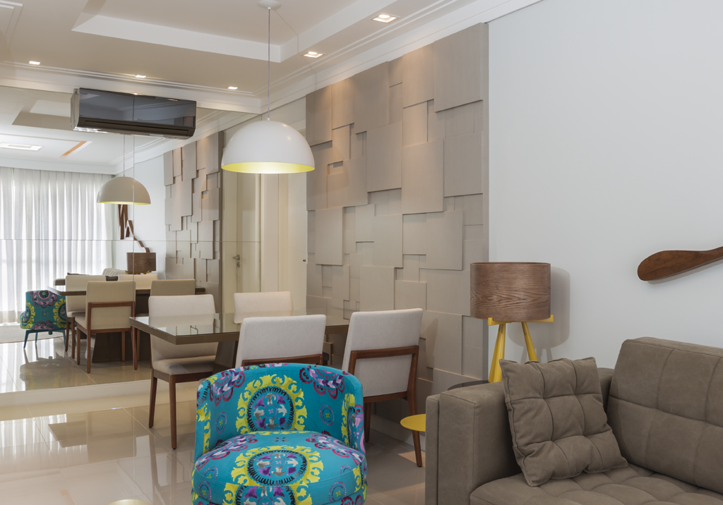 Apartamento de 70 m² com paredes neutras e móveis coloridos