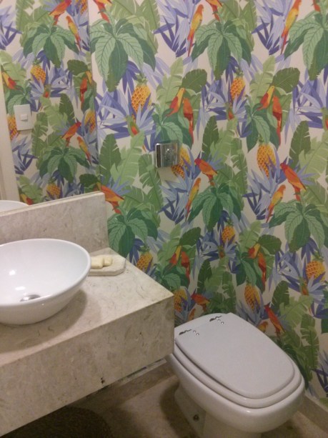 Na reforma de um antigo apartamento em Brasília (DF), o banheiro de serviço foi dividido e ganhou-se um lavabo. As estampas florais, nas cores verde, amarelo, pink e azul, compõem o tecido Donatelli, dando cor ao espaço reduzido de 97 x 131 cm. Piso, rodapé e bancada em mármore bege Bahia Levigado dialogam com os demais elementos. O projeto é das arquitetas Clara Miranda e Regina Kern, do escritório Canto Arquitetura.