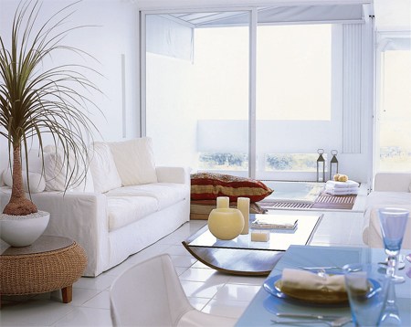 Para garantir ainda mais luminosidade - branco - no piso e nas paredes, e tamb&eacute;m do vidro, que d&aacute; transpar&ecirc;ncia aos arm&aacute;rios planejados e cobre a mesa, com base de madeira, que separa os dois ambientes.