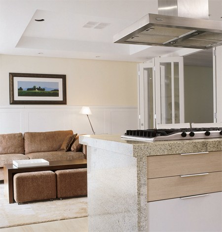 Os arquitetos do escrit&oacute;rio Edgar Casagranda criaram uma bancada de granito branco polar com cooktop e cuba, que delimita e ao mesmo tempo une os dois ambientes.