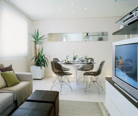 O piso de porcelanato branco, em placas de 60 x 60 cm, garante um visual requintado que ganha refor&ccedil;os com cl&aacute;ssicos do design.