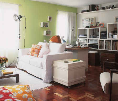 A transi&ccedil;&atilde;o para a sala, sem nenhum tipo divis&oacute;ria, &eacute; feita por uma faixa de cimento queimado.