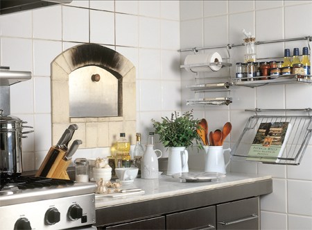 A bancada de m&aacute;rmore e os acess&oacute;rios de inox exp&otilde;em os apetrechos e ingredientes mais usados  e sem nenhuma bagun&ccedil;a.