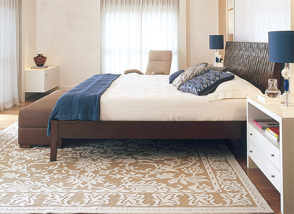 O tapete de juta com bordados de algod&atilde;o (Cor e Forma) aparece nas laterais ...