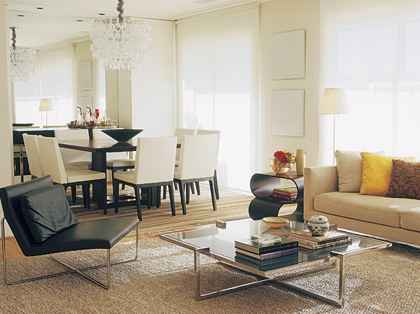 A arquiteta Paula Magnani combinou os tapetes das salas de estar e jantar usa...