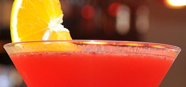 Aprenda a preparar o famoso drinque Cosmopolitan