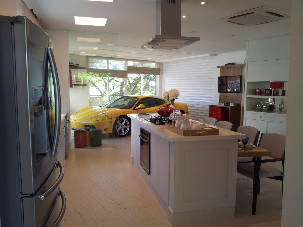 Já pensou em guardar o carro dentro do apartamento?