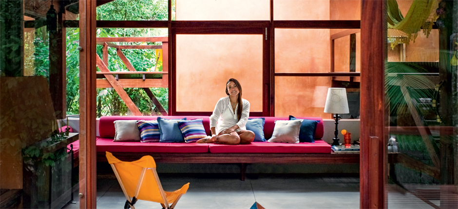 Casa com vidro: na copa das árvores e rodeada de Mata Atlântica