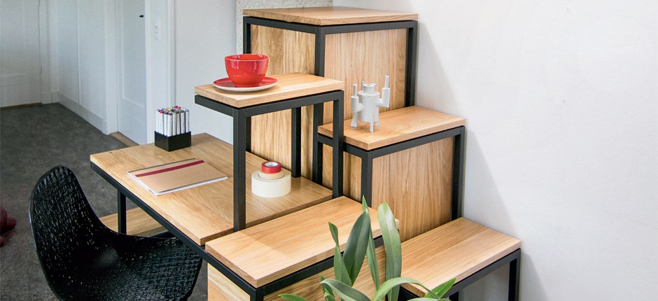 Escada com função de armário, prateleira e mesa