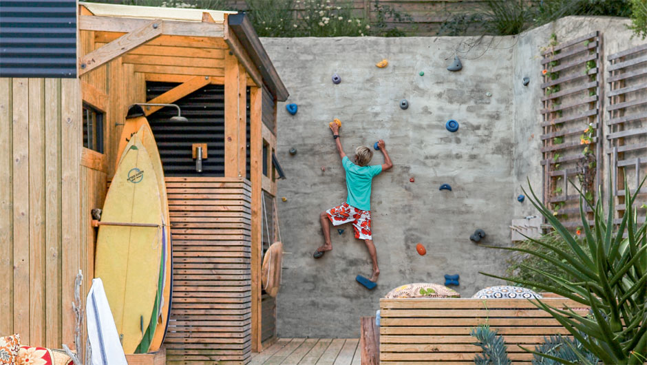 Casa de praia sul-africana ganha parede de escalada no quintal