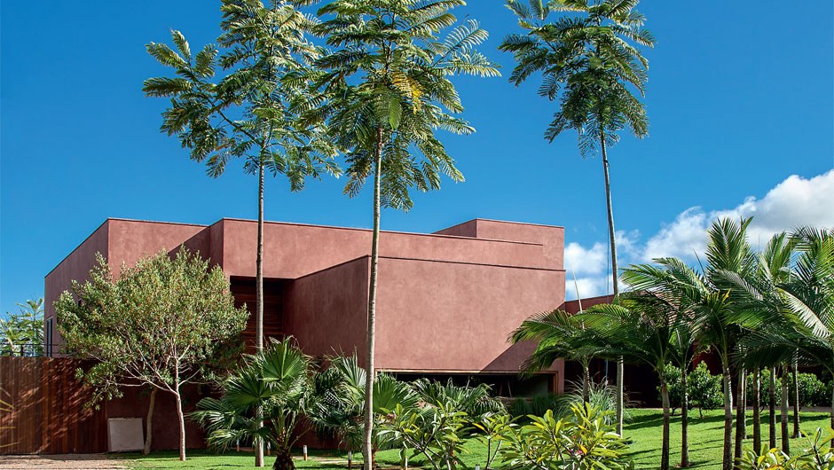 Casa entre montanhas tem vista para a represa em Minas Gerais