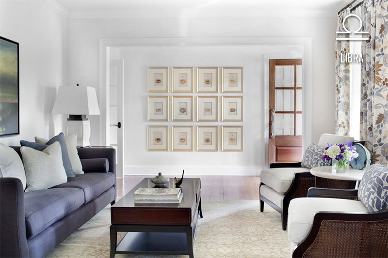 sala-de-libra-branca-e-simetrica-quadros-no-hall