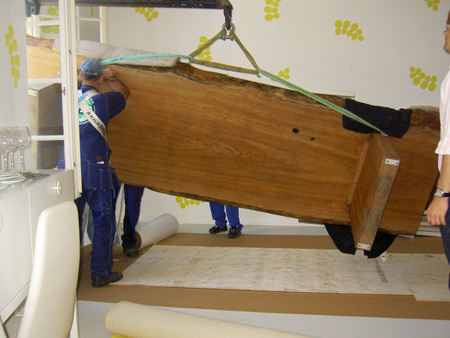 Casa Cor Suécia: mesa brasileira sobe de guindaste