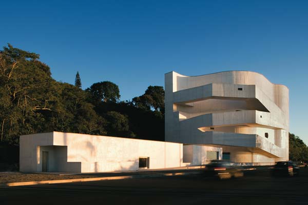 O estacionamento, subterr&acirc;neo, fica sob a avenida Padre Cacique. J&aacute; o anex...