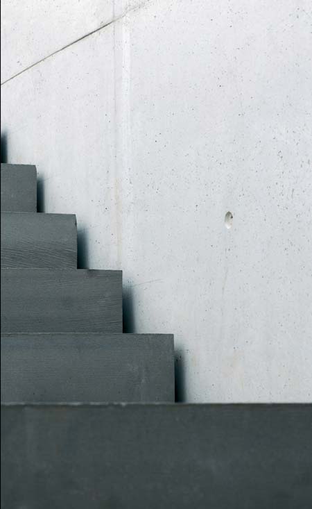 A escada na &aacute;rea externa emprega um material regional, basalto de Nova Prata...