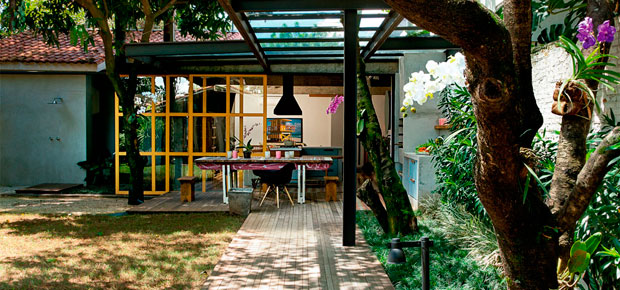 Reforma da área de lazer investe em cobertura metálica e teto de vidro