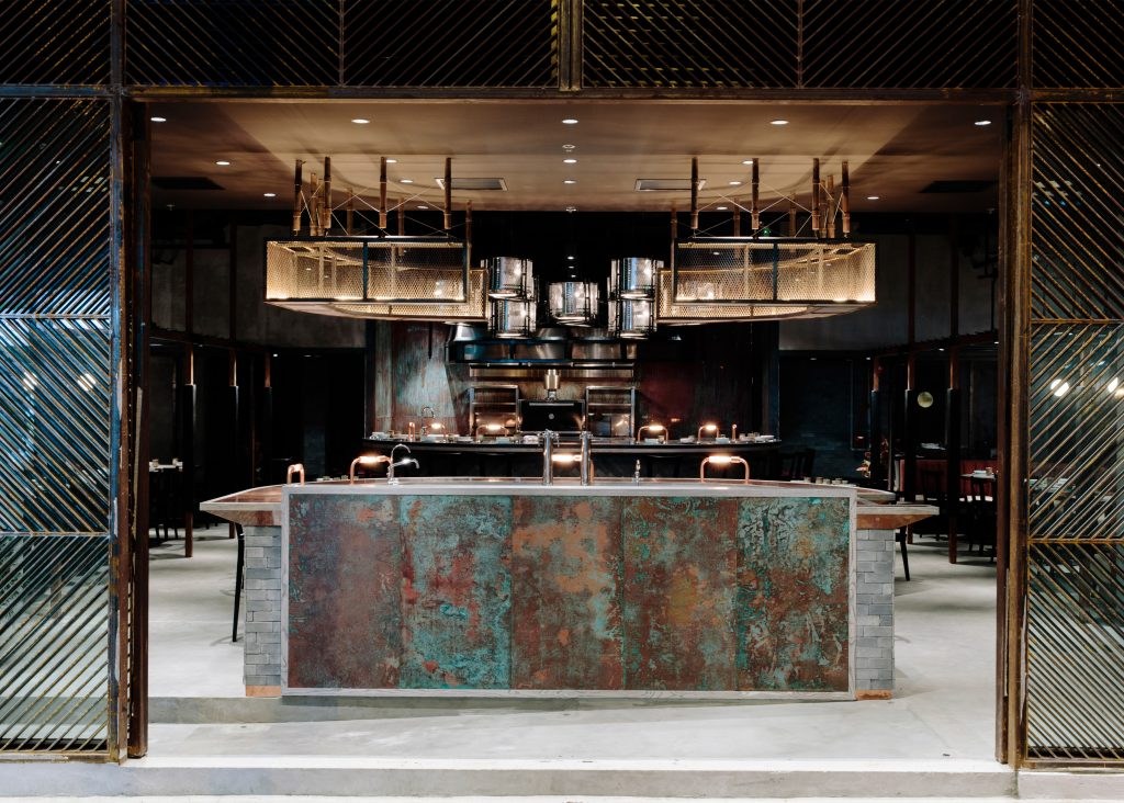 Restaurante tem décor queimada e defumada que imita técnicas do chef