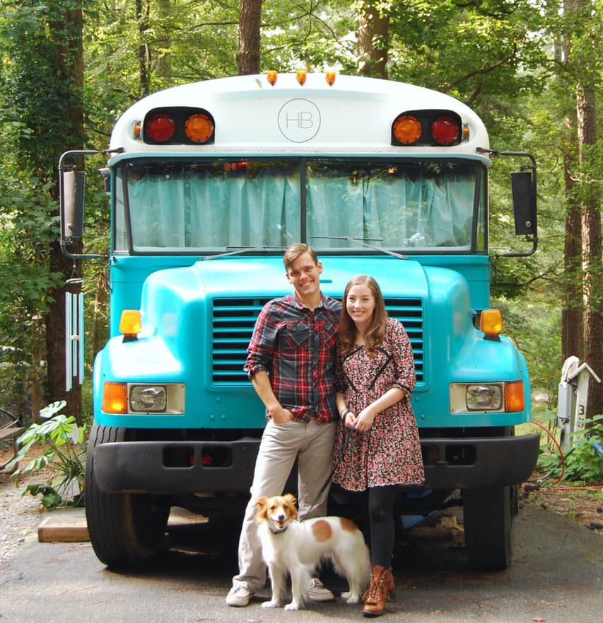 Tiny home: casal transforma ônibus escolar em sua nova casa