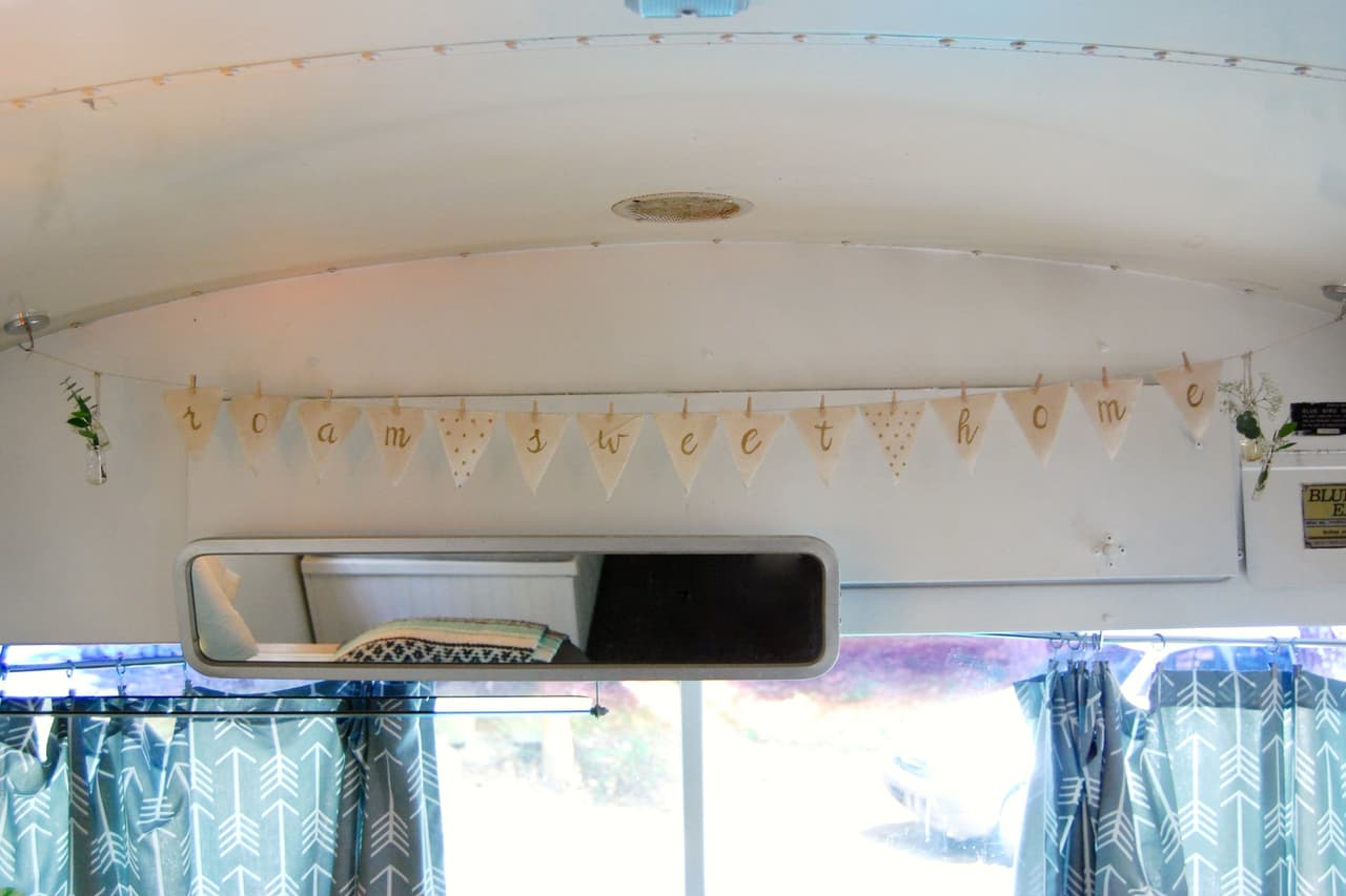 03-casal-troca-apartamento-por-onibus-escolar-tiny-home