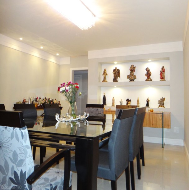 Os nichos de drywall foram feitos para servirem de altar para as imagens de santos. Projeto da arquiteta Fernanda Polizelli Hoffmann.