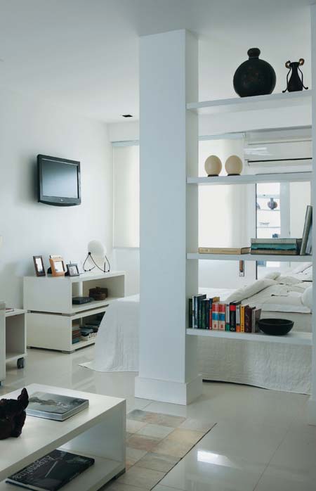 A parede que separava o quarto da sala foi removida, mas o pilar teve que per...