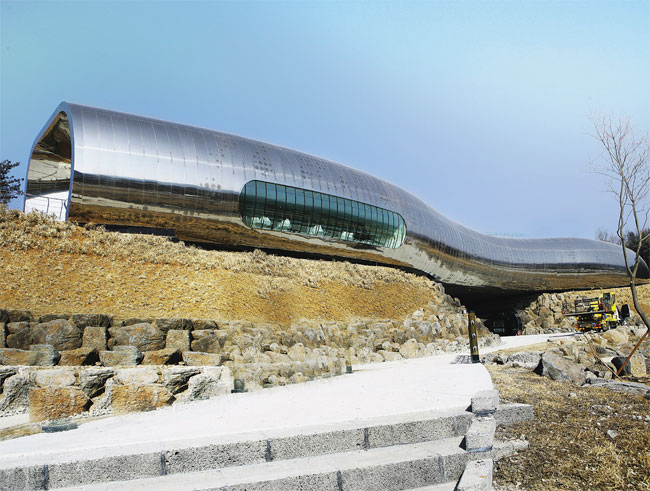 Um museu futurista com acervo pré-histórico