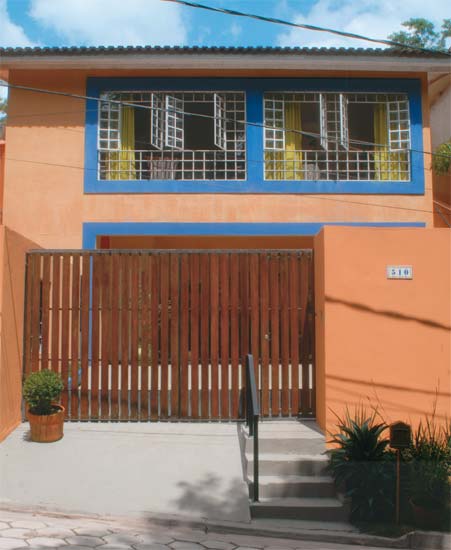 A confort&aacute;vel casa da jornalista Regina Valadares fica a 25 km da capital pa...