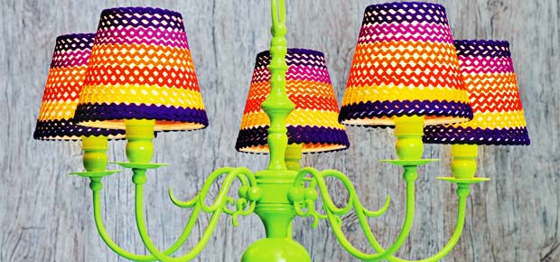 O lustre fica colorido e volta a brilhar