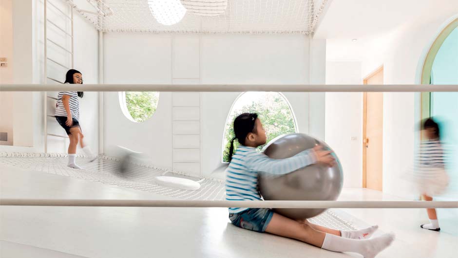 Refúgio na Tailândia é todo pensando para as crianças brincarem