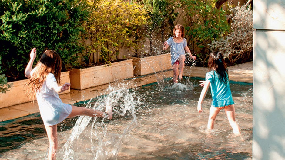 Tecnologia israelense esconde a piscina no jardim