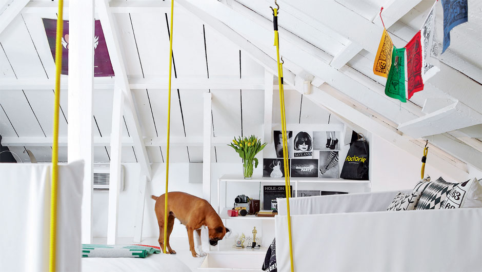 Sótão é restaurado para abrigar quarto descolado de adolescente